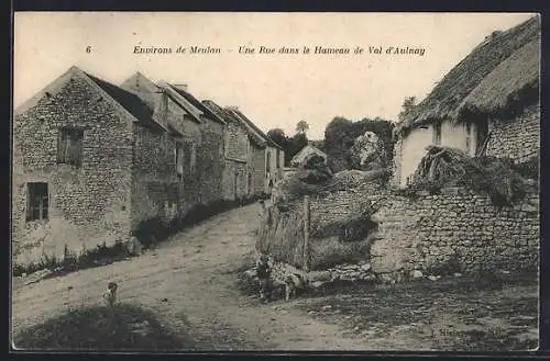 AK Val d`Aulnay, Une rue dans le hameau avec maisons en pierre