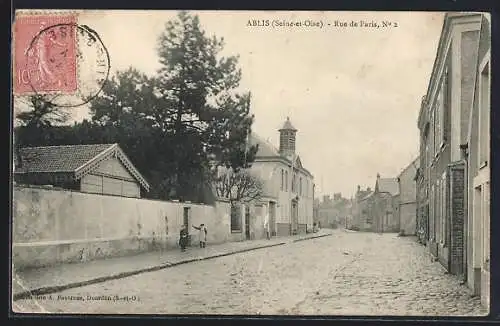 AK Ablis, Rue de Paris, vue sur une rue pavée et des bâtiments historiques