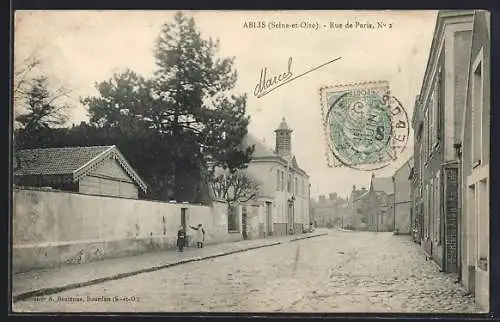 AK Ablis, Rue de Paris avec vue sur rue pavée et bâtiments anciens