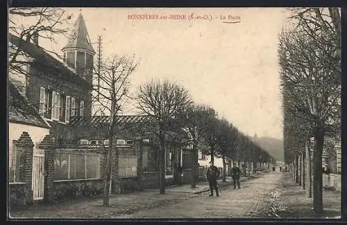 AK Bonnières-sur-Seine, La Poste et l`avenue bordée d`arbres