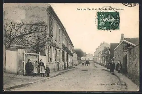 AK Bazainville, Vue de la Rue Principale avec des habitants en promenade