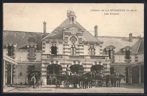 AK La Boissière, Les Écuries du château avec voitures à chevaux