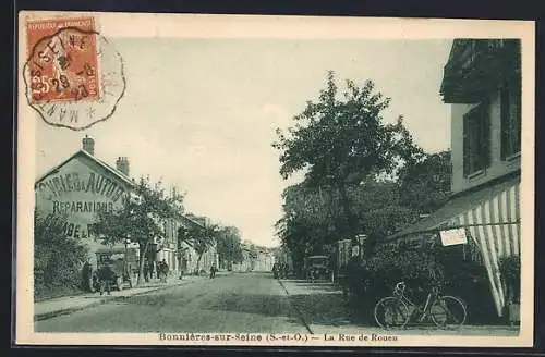 AK Bonnières-sur-Seine, La Rue de Rouen avec vélos et passants