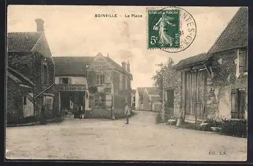 AK Boinville, La Place avec bâtiments et passants