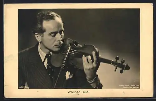 AK Schauspieler Walther Rilla beim Spielen seiner Violine