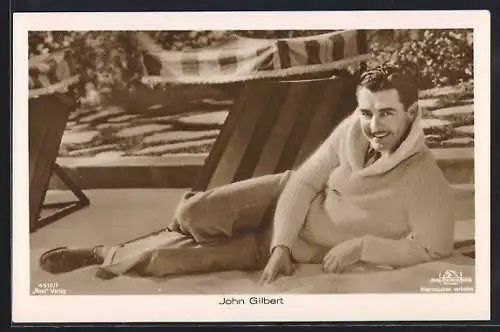 AK Schauspieler John Gilbert in langer Hose und Pullover am Strand