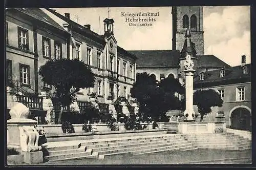 AK Helmbrechts /Oberfranken, Kriegerdenkmal mit Blick zum Uhrenturm