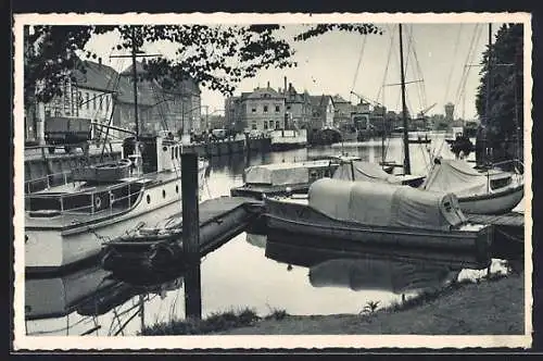 AK Oldenburg / O., Strasse am Stau, Boote im Hafen