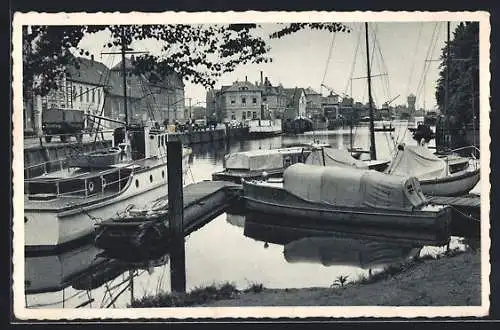 AK Oldenburg / O., Strasse am Stau, Boote im Hafen