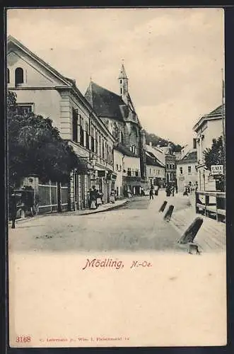 AK Mödling /N.-Oe., Strassenpartie mit Blick zur Kirche