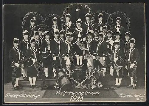 AK München, Gruppenaufnahme der Reifschwung-Gruppe bei Der Schäfflertanz, 1928