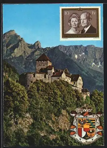 AK Liechtenstein, Fürstenpaar mit Schloss Vaduz, Residenz des regierenden Fürsten, dazu Wappen