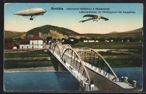 AK Munkács, Zeppelin und Flugzeug, Latorca-Brücke, im Hintergrund die Karpathen