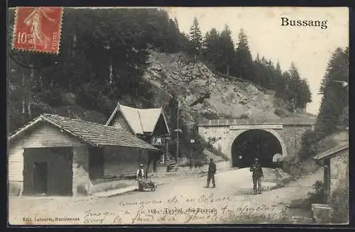 AK Bussang, Entrée du tunnel avec bâtiments et forêt