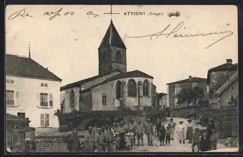 AK Attigny, Église et habitants rassemblés sur la place du village