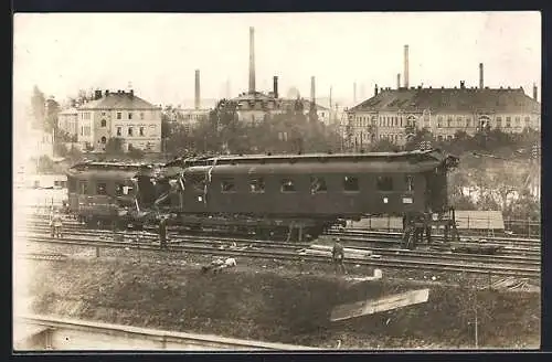 Foto-AK Dresden-Neustadt, Zerstörter Waggon nach dem Eisenbahnunglück 1918