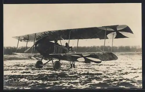 Foto-AK Sanke Nr. 1013: Aviatik-Doppeldecker Flugzeug auf dem Startfeld