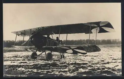 Foto-AK Sanke Nr. 1013: Aviatik-Doppeldecker Flugzeug auf dem Startfeld