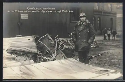 Foto-AK Sanke Nr.: Oberleutnant Immelmann an den Trümmern eines von ihm abgeschossenen engl. Eindeckers