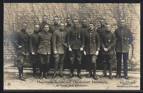 Foto-AK Sanke Nr. 7720: Kampfflieger Hauptmann Boelcke und Oberleutnant Immelmann im Kreise ihrer Kameraden