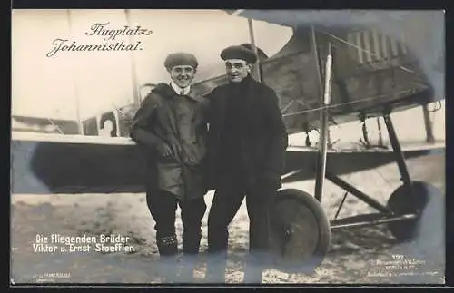 Foto-AK Sanke Nr. 197: Berlin-Johannisthal, Flugplatz, die fliegenden Brüder Viktor und Ernst Stoeffler