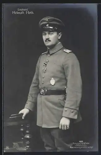 Foto-AK Sanke Nr. 422: Leutnant Helmuth Hirth in Uniform mit Orden, Flugzeugpilot im 1. WK