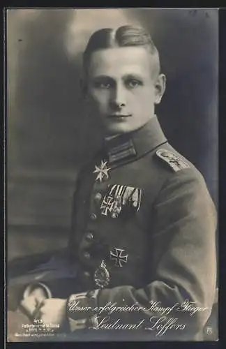 Foto-AK Sanke Nr.: 413, Kampfflieger Leutnant Leffers in Uniform mit Ordenspange und Eisernes Kreuz