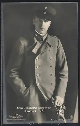 Foto-AK Sanke Nr. 590: Erfolgreicher Kampf-Flieger Leutnant Hess in Uniform und Mantel