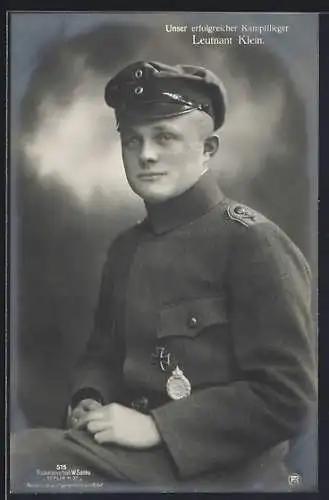 Foto-AK Sanke Nr. 515: Porträtbild von Leutnant Klein unser erfolgreicher Kampfflieger in Uniform, Flugzeug