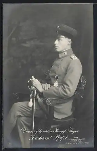 Foto-AK Sanke Nr. 451: Kampf-Flieger Leutnant Pfeifer in Uniform mit Schirmmütze