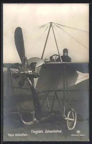 AK Berlin, Flugplatz Johannisthal, Hans Vollmöller im Flugzeug auf dem Landeplatz