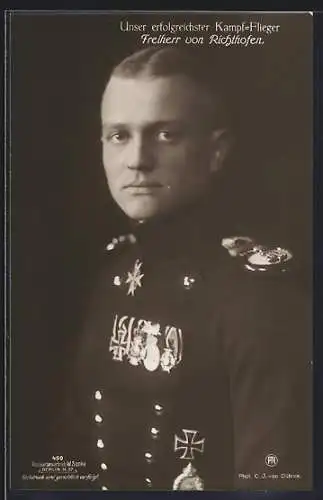 Foto-AK Sanke Nr. 450: Kampfflieger Freiherr von Richthofen in ordensbehangener Uniform