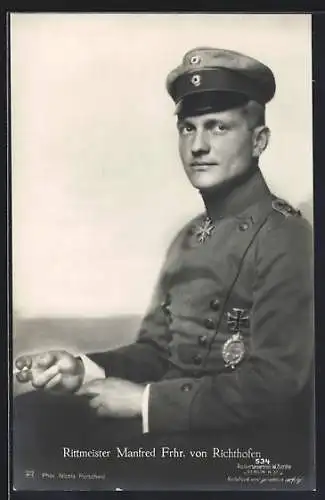 Foto-AK Sanke Nr. 534: Rittmeister Manfred Frhr. von Richthofen in Uniform mit einer Zigarette