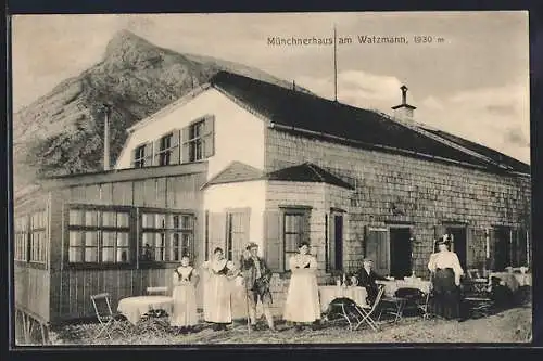 AK Münchnerhaus am Watzmann, Berghütte mit Bergsteiger davor