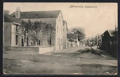 AK Betheniville, Strassenpartie mit Leuten