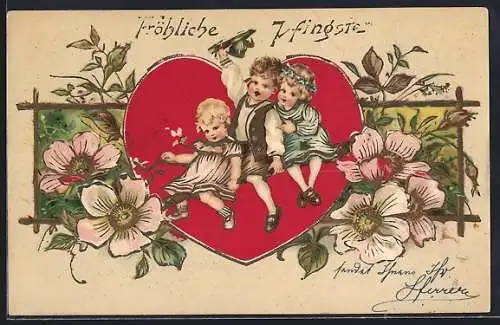 Präge-Lithographie Drei Kinder auf einem Ast, von blühenden Blumen umgeben, Pfingstkarte