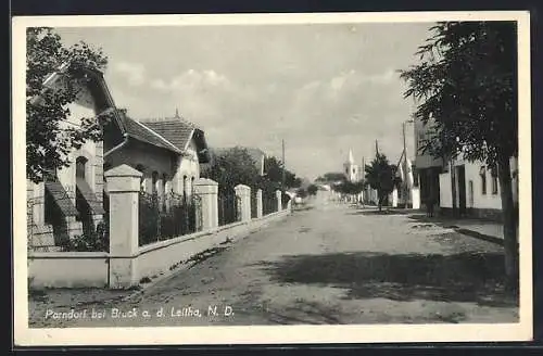 AK Parndorf, Strassenpartie mit Häusern