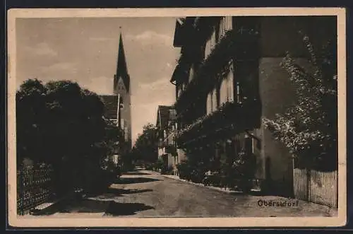 AK Oberstdorf, Kirchstrasse mit Hotel Löwen und Blick zur Kirche