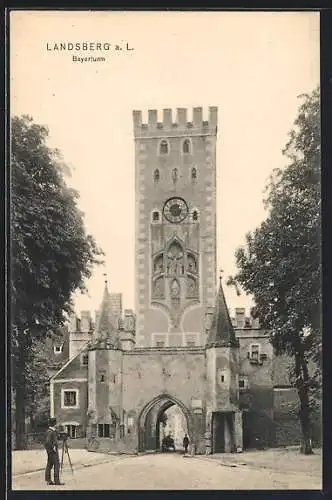 AK Landsberg / Lech, Mann mit Fotoapparat vor dem Bayerturm