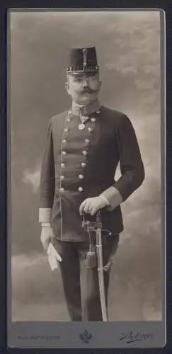 Fotografie C- Pietzner, Wien, K.u.K. Soldat in Uniform mit Orden und Säbel