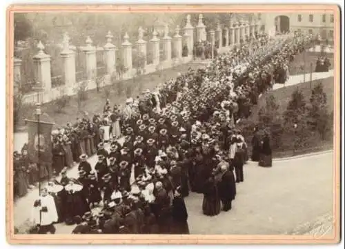 Fotografie Fr. Hoefle, Augsburg, Ansicht Augsburg, Prozessionsumzug im Hofgarten mit jungen Nonnen und jungen Mädchen