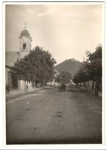 Fotografie unbekannter Fotograf, Ansicht Chust, Pohled do Ulice Hustu, Strassenpartie mit Kirche