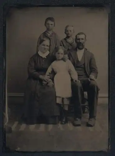 Fotografie Ferrotypie Mutter und Vater mit ihren drei Kindern, Grosse Platte 13 x 18 cm