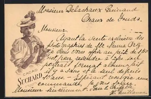 Lithographie Junge Frau mit elegantem Hut und einer Tasse Cacao Suchard