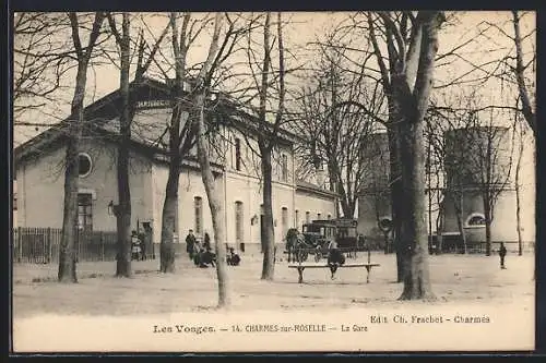 AK Charmes-sur-Moselle, La gare avec calèche et passants en hiver