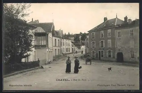 AK Chatel, Rue de Pont avec passants et bâtiments historiques