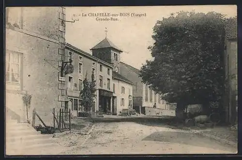 AK La Chapelle-aux-Bois, Grande Rue et église en arrière-plan