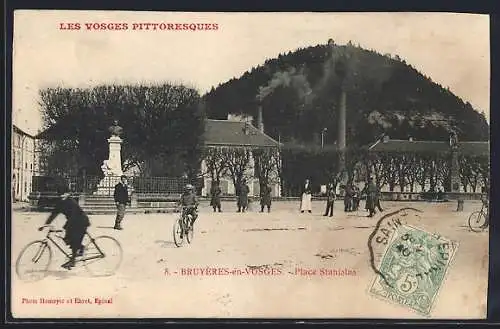 AK Bruyères-en-Vosges, Place Stanislas avec cyclistes et passants