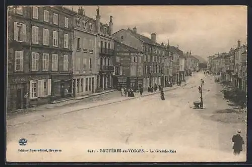 AK Bruyères-en-Vosges, La Grande-Rue animée avec passants et facades d`immeubles