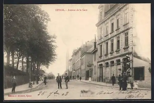 AK Épinal, Avenue de la Gare avec passants et bâtiments historiques